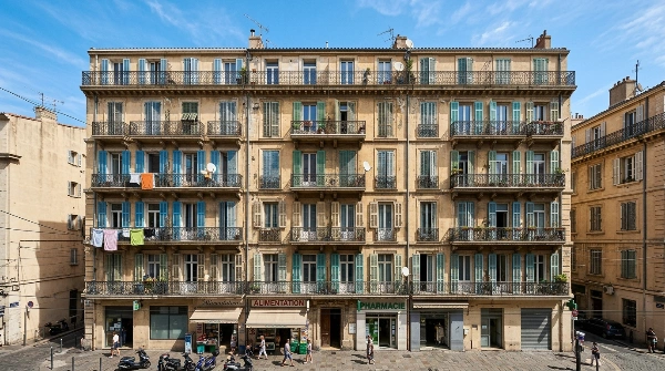 Façade d'un immeuble de copropriété à Marseille, illustrant le contexte urbain des diagnostics techniques.